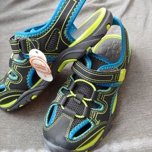 Boys wonder nation water shoes size 2